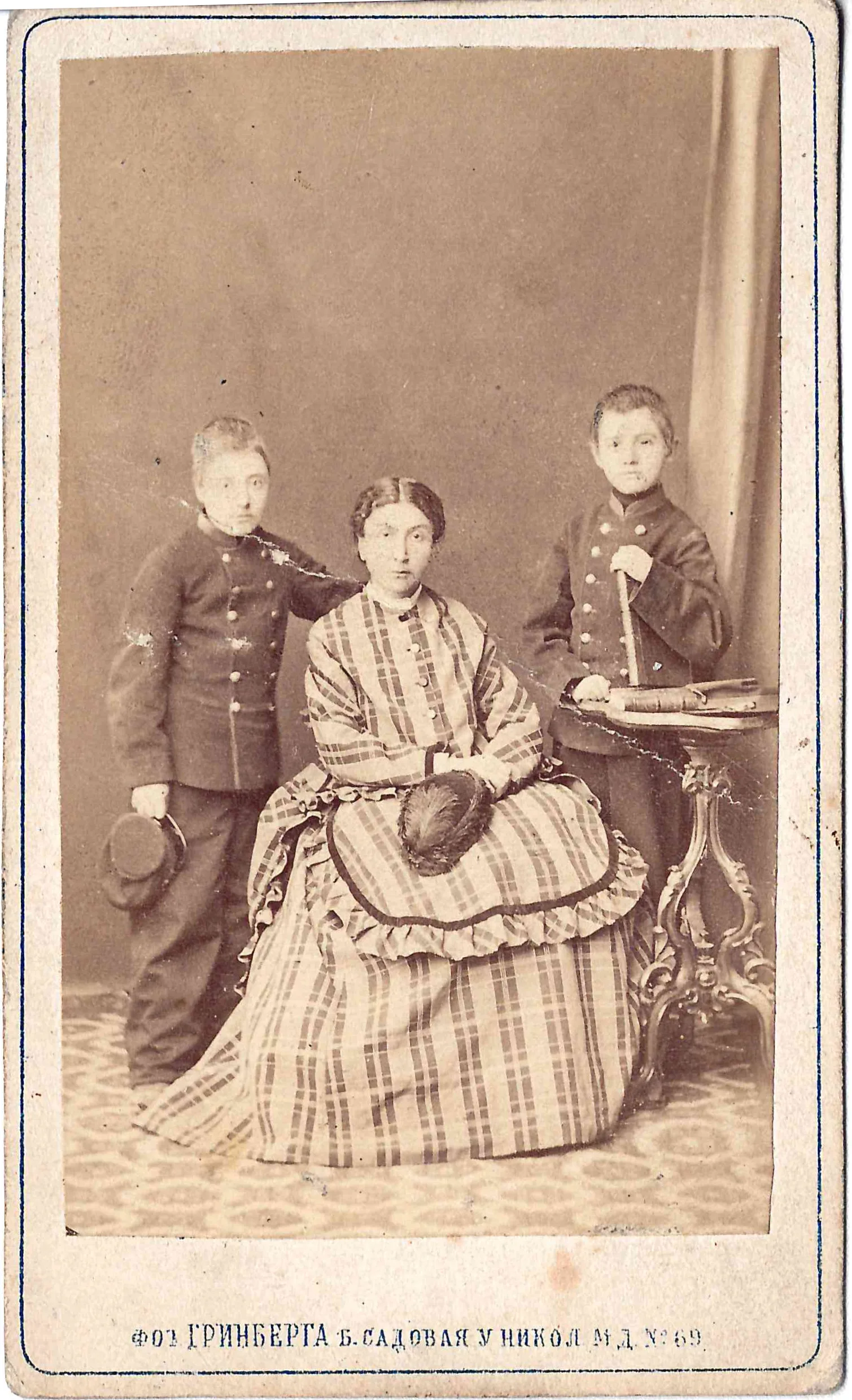 Гринберг И.Г. Фотография (формат «визитка») «Мать и сыновья». Начало 1870-х годов.