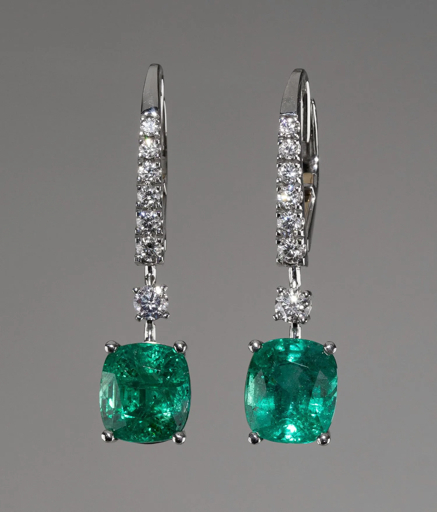(High Jewellery) Серьги с изумрудами и бриллиантами. Москва, Ювелирная студия Tapakoff Jewelry, 2024 год.