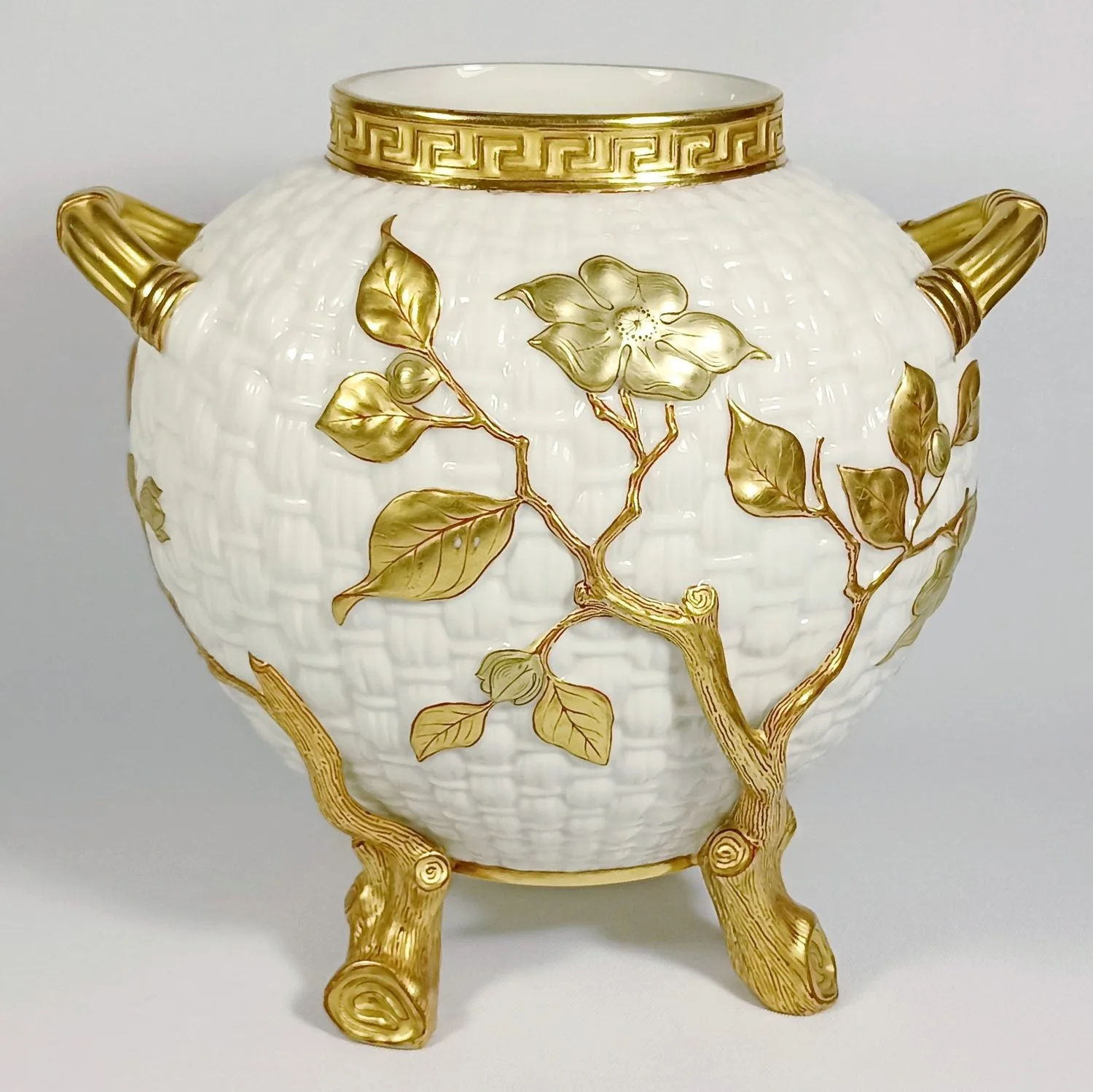 Ваза в виде плетеной корзины в золотых ветвях. Англия, Royal Worcester, 1883.