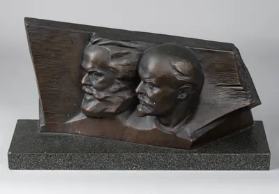 Скульптура «К. Маркс и В.И. Ленин». СССР, Ленинград, завод «Монументскульптура», автор модели Б.В. Едунов, 1960-1970-е годы.