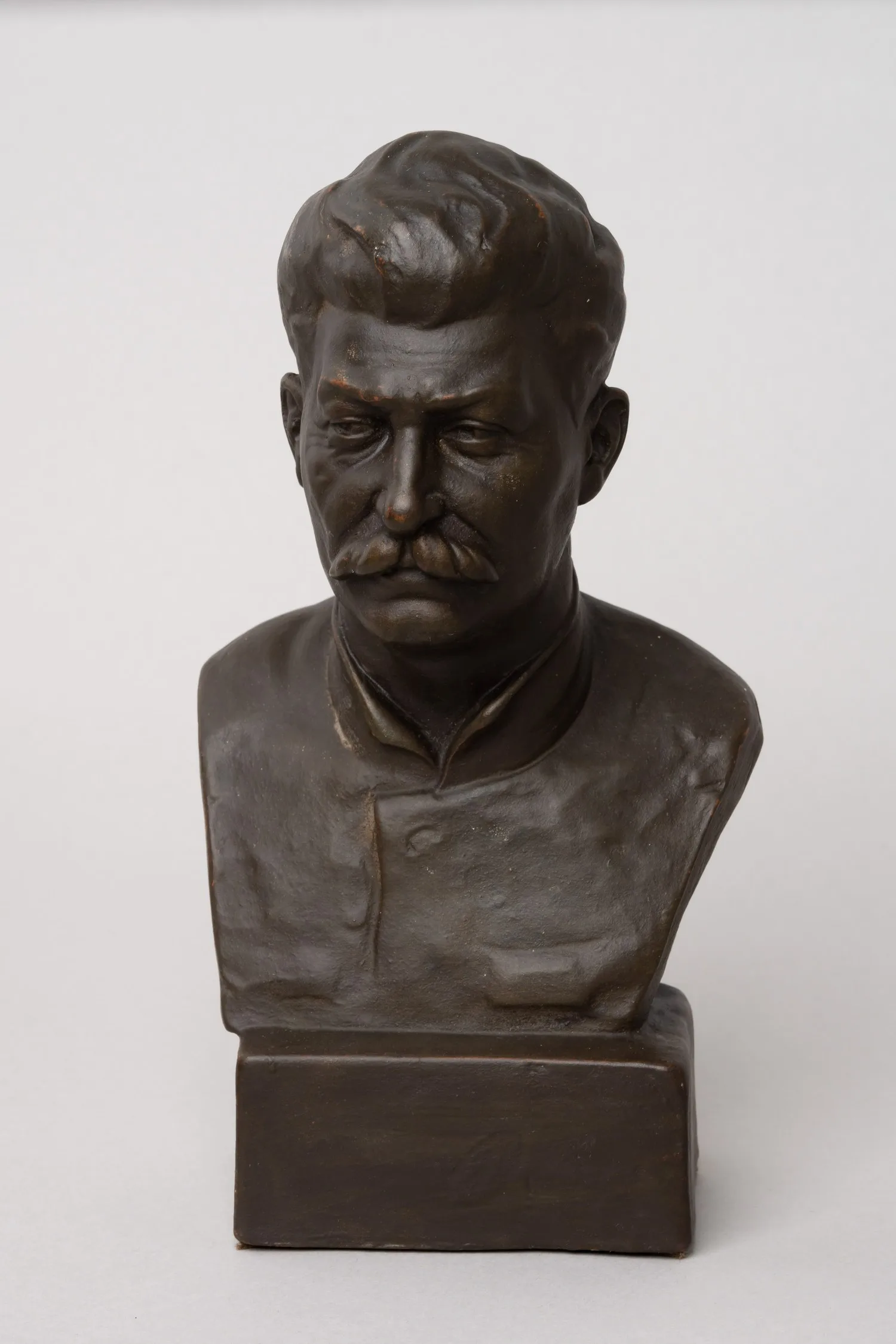 Бюст И. В. Сталина. СССР, Гжельский керамический завод «Всекохудожник», скульптор Н. Василик, 1933 г.