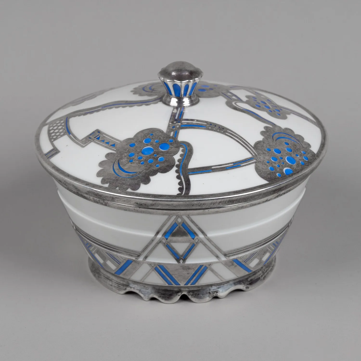 Конфетница с эмалями в стиле ар-деко. Германия, фирма Rosenthal Bavaria, 1930-е годы.