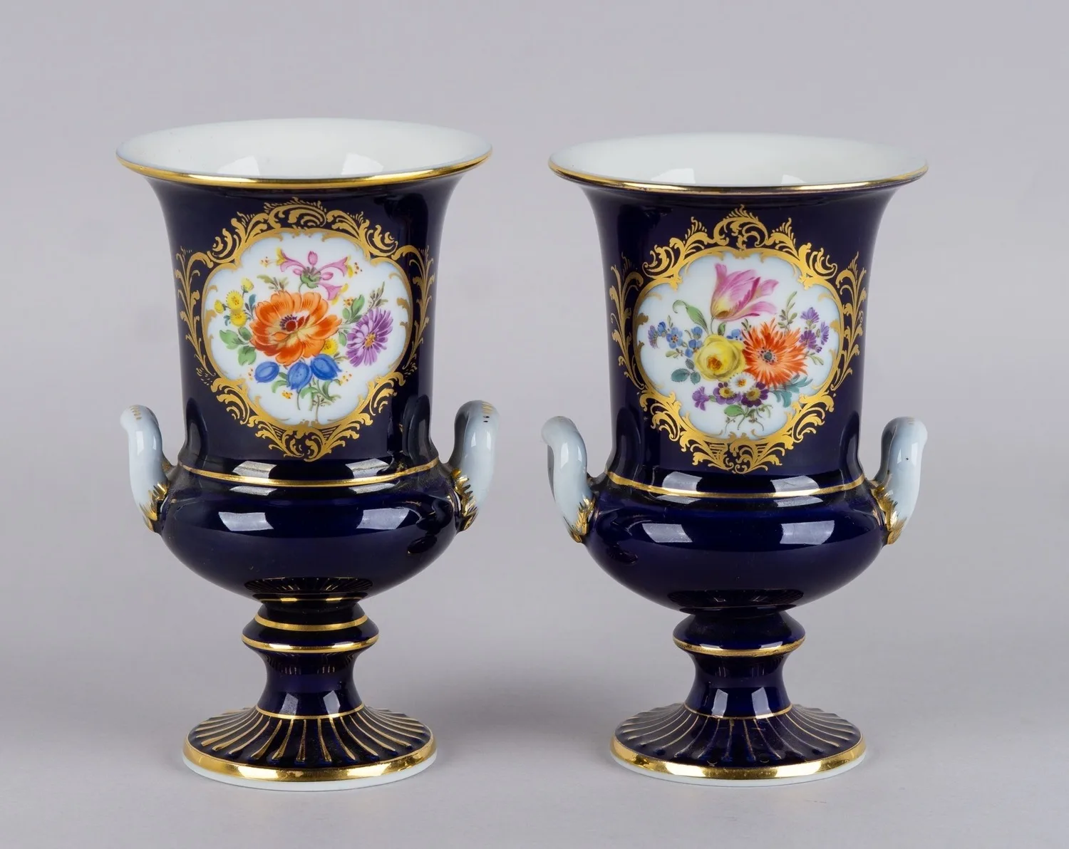 Парные ваза с цветочными медальонами. Германия, мануфактура Meissen, середина ХХ века.