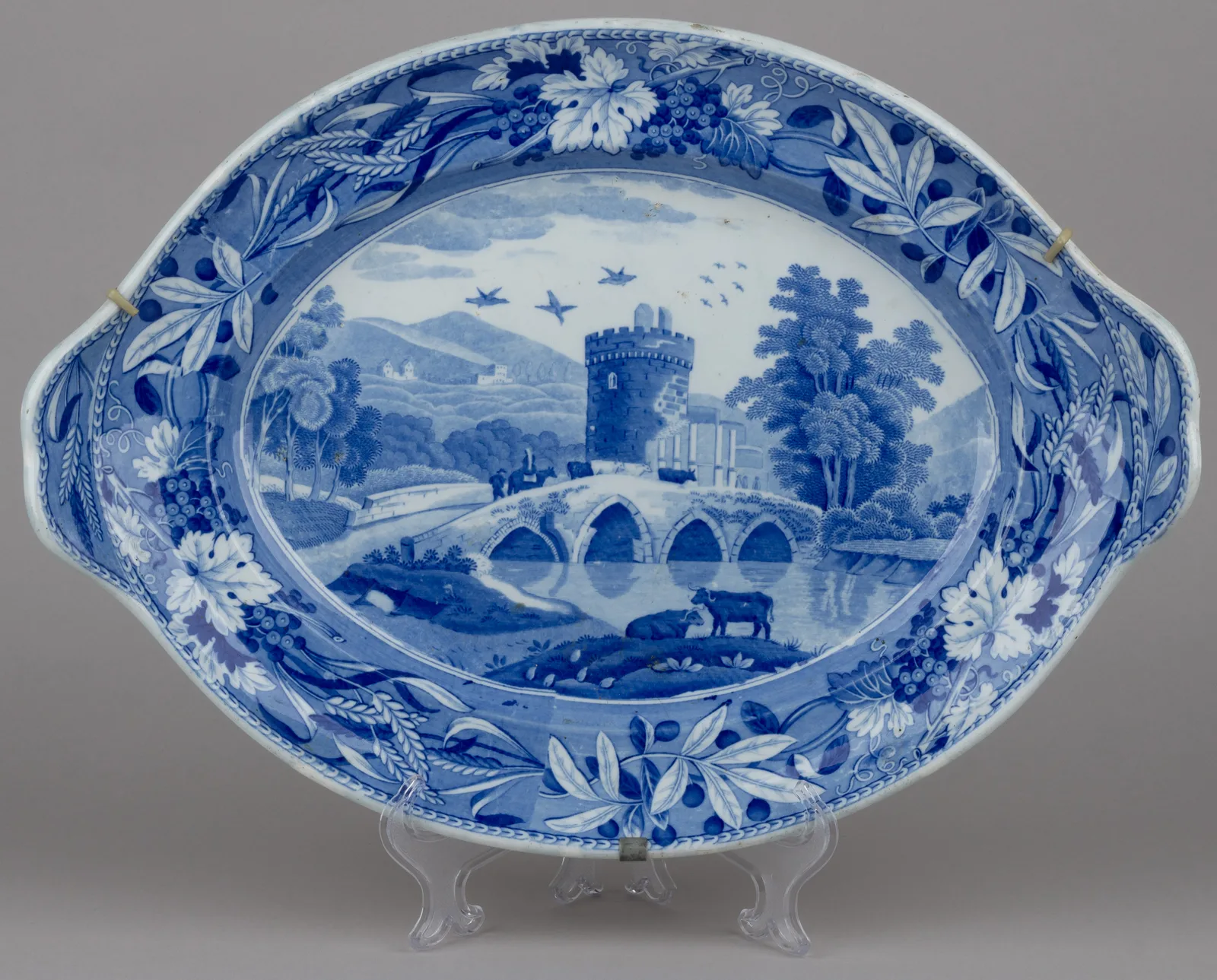 Блюдо «Пейзаж с замком и мостом». Англия, фирма «Spode», 1770-90-е годы.