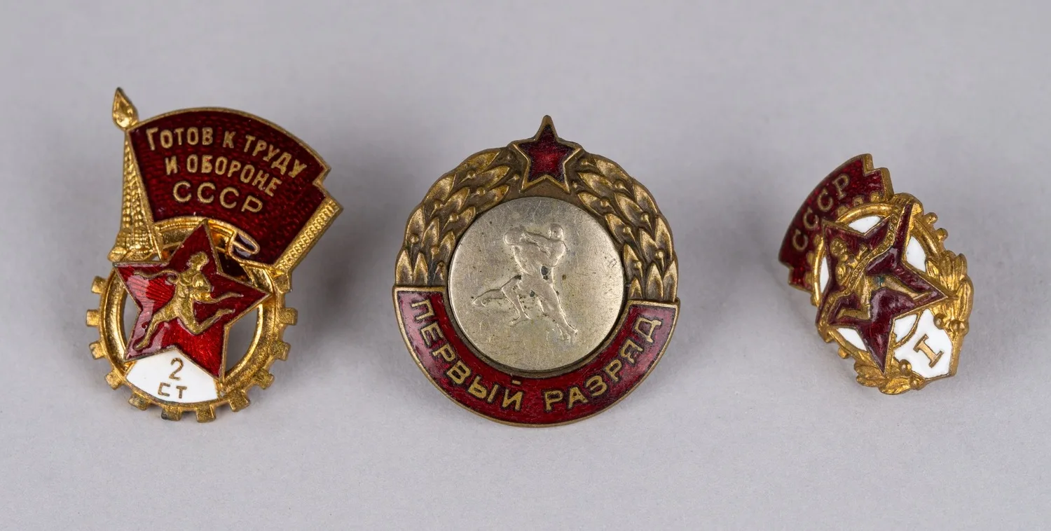 Знак комплекса ГТО 1-й ступени образца 1940 - 1946 годов. Знак комплекса ГТО 2-й ступени образца 1940 - 1941 годов. Знак «Первый разряд. Рукопашный бой» образца 1947 года.