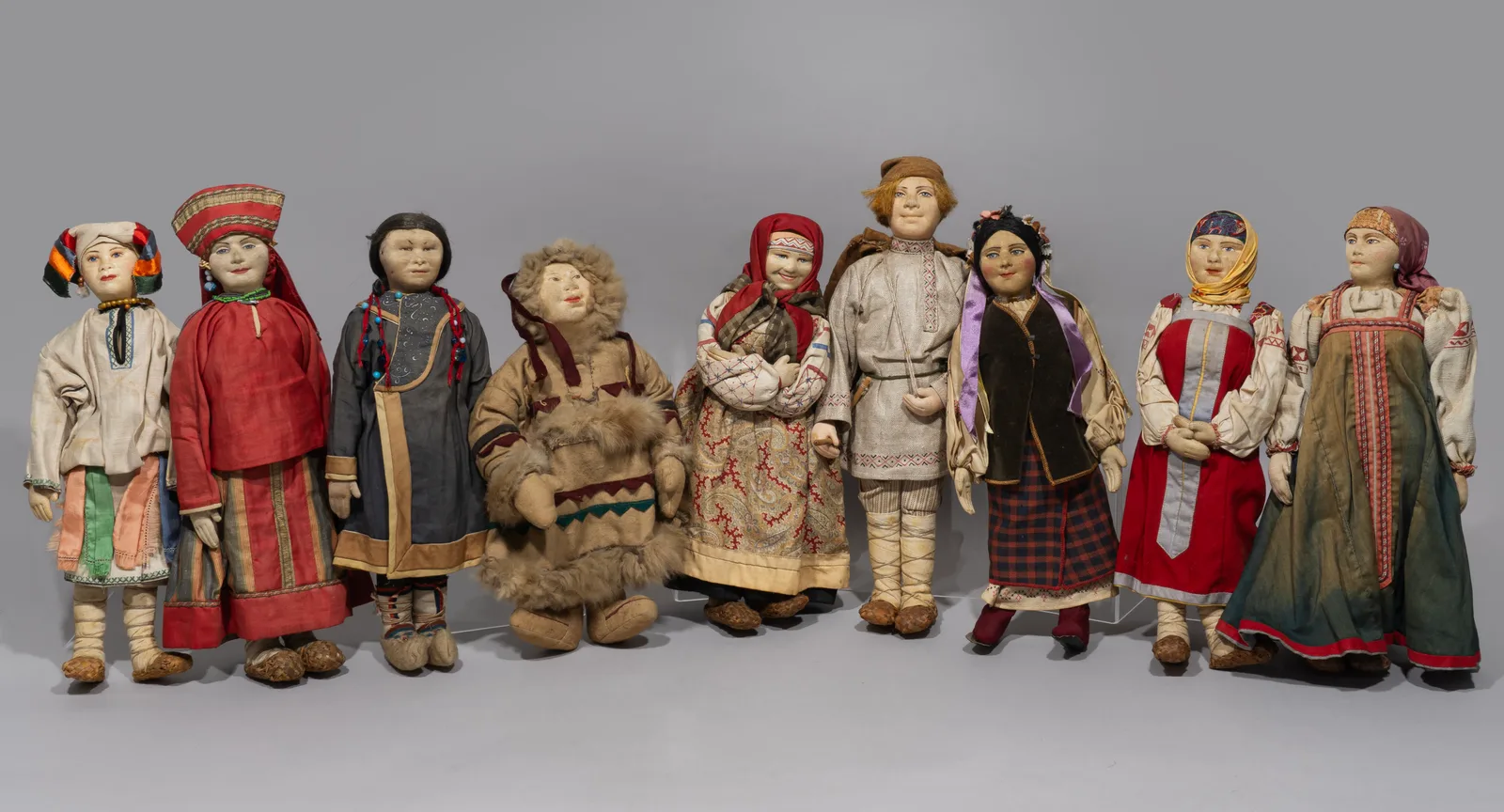 (Русские игрушки) Девять кукол в национальных костюмах России. СССР, Москва, артель «Всекохудожник», 1930-е.
