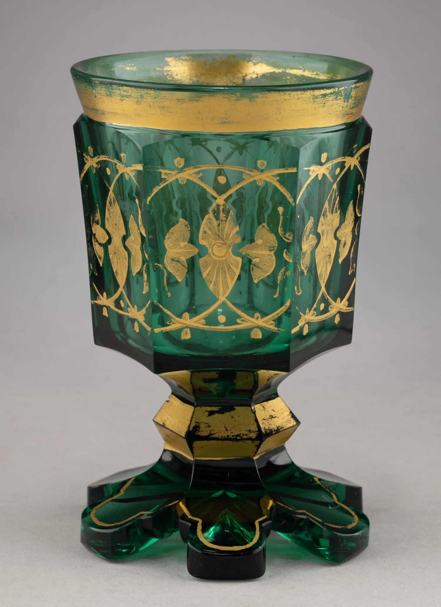 (Период правления Николая I). Кубок зеленого стекла с позолотой. Россия(?), 1830-1840-е годы.