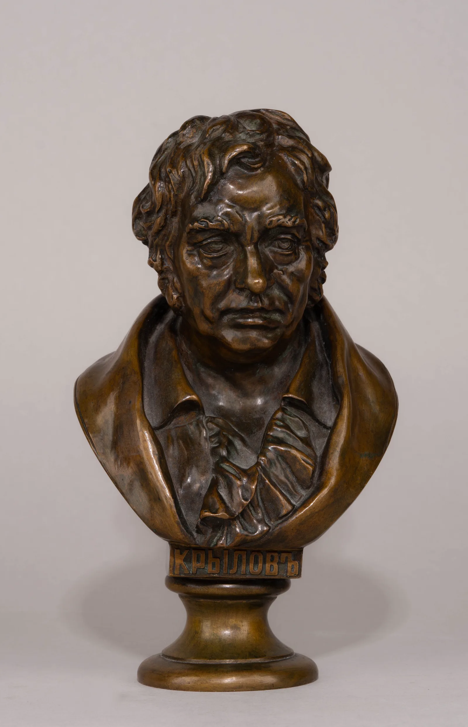 Бюст И. А. Крылова. Россия, Фабрика К.Ф. Верфель, скульптор – Р. Бах, 1886.