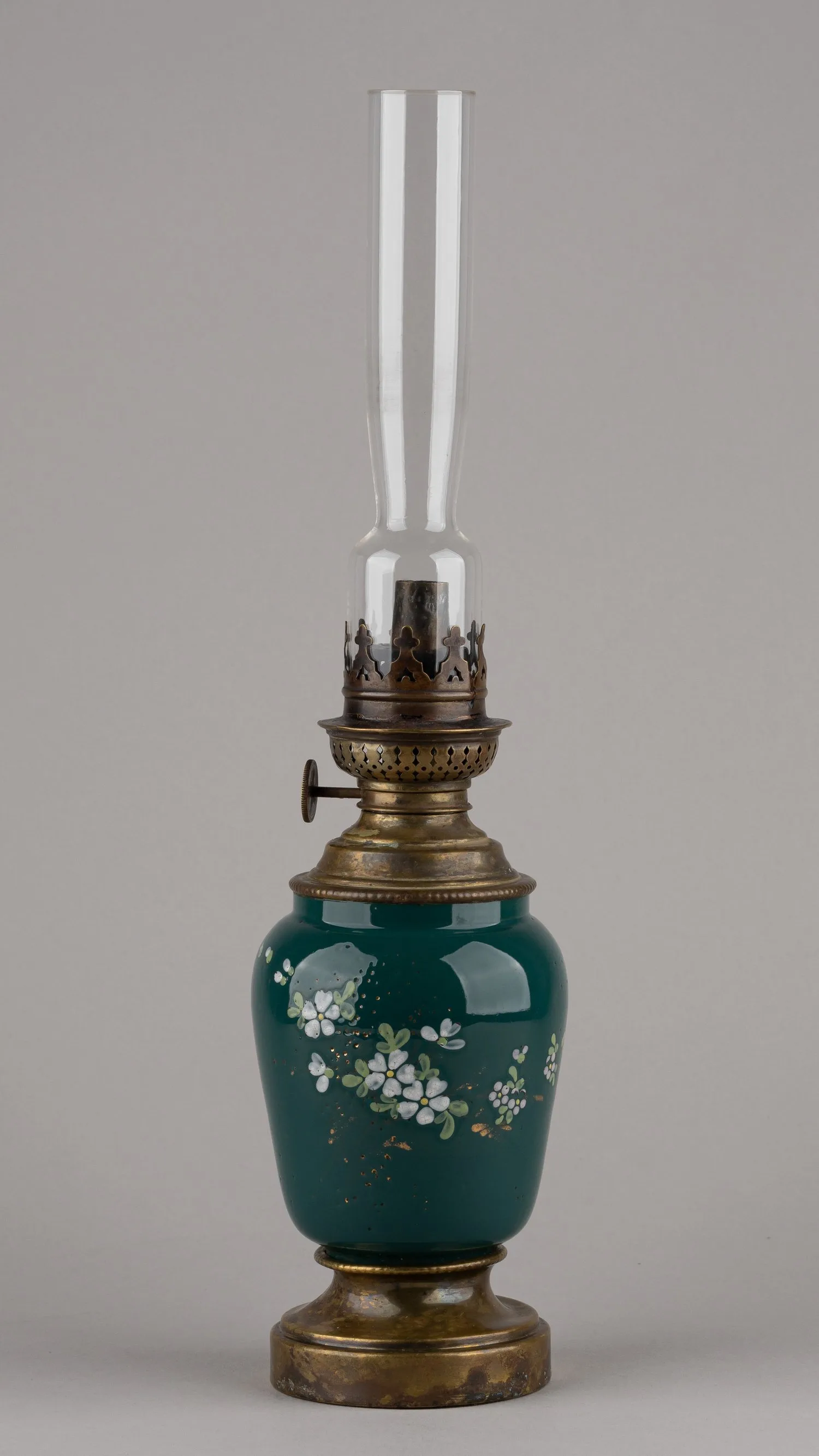 Керосиновая лампа «Kosmos» c изображением цветов. Германия, W&W (Wild & Wessel), 1864-1894 годы.