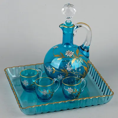 Ликерный набор «Лазурь», фирма Baccarat, расписанный золотом. Графин и три стопки. Франция, XIX век.