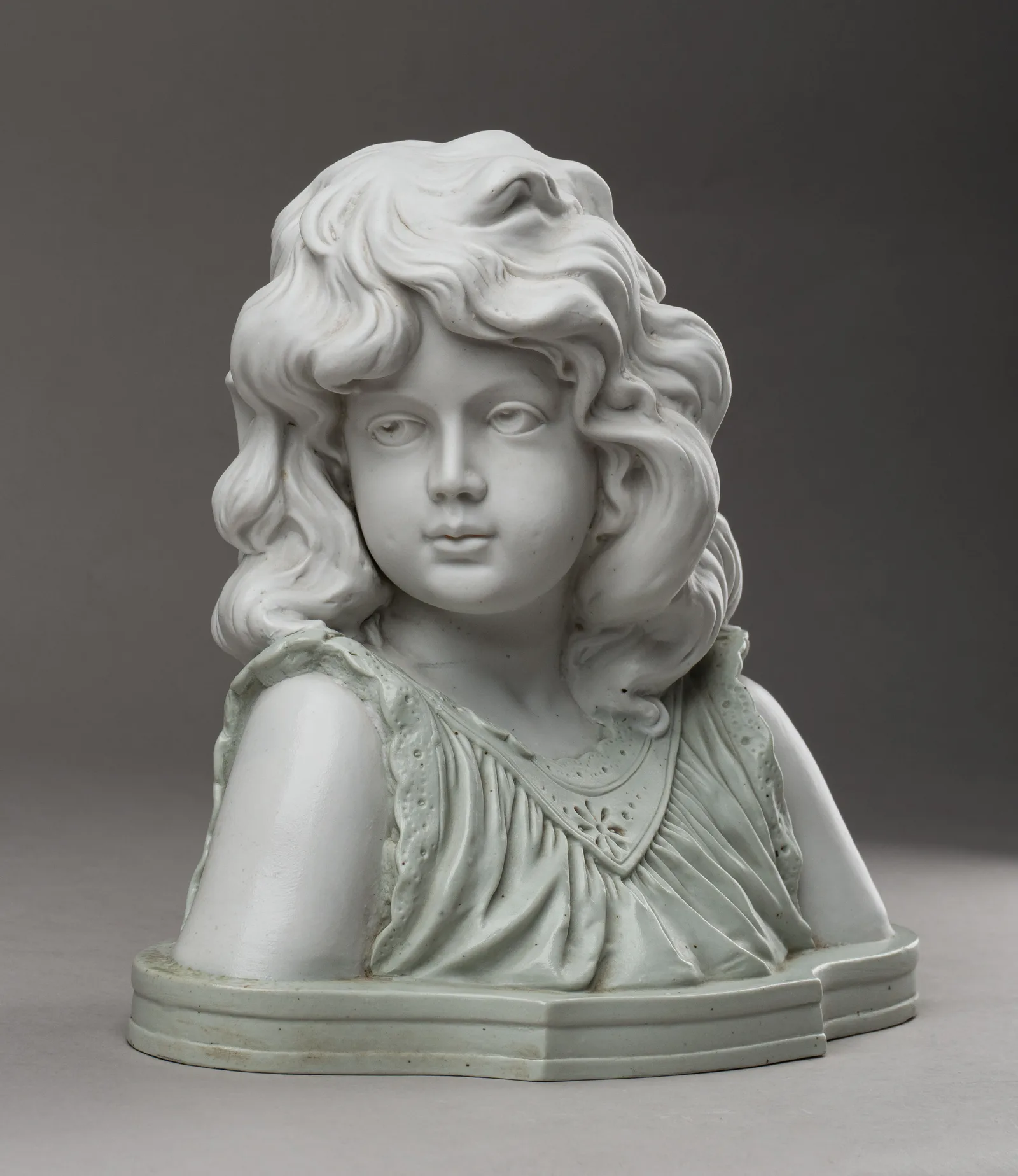 (Кузнецов) Бюст "Девочка". Россия, заводы М.С. Кузнецова, 1900-е годы.