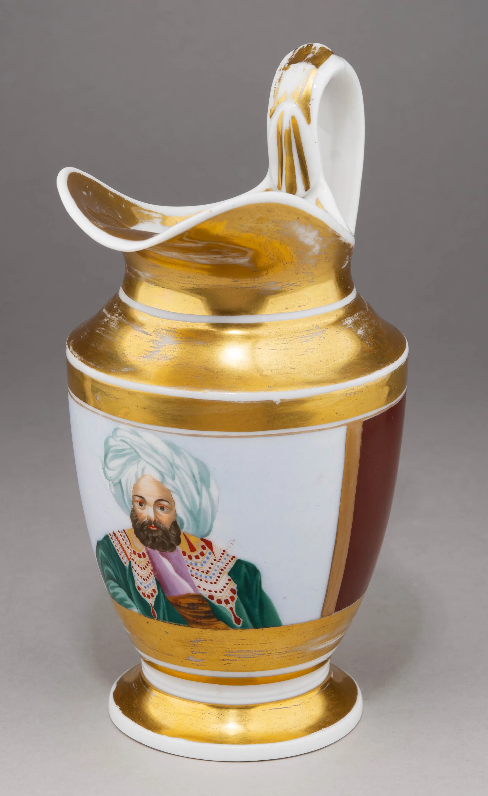 (Сафронов) Молочник с портретом визиря. Россия, Завод А.Т. Сафронова, 1820–1840-е годы.