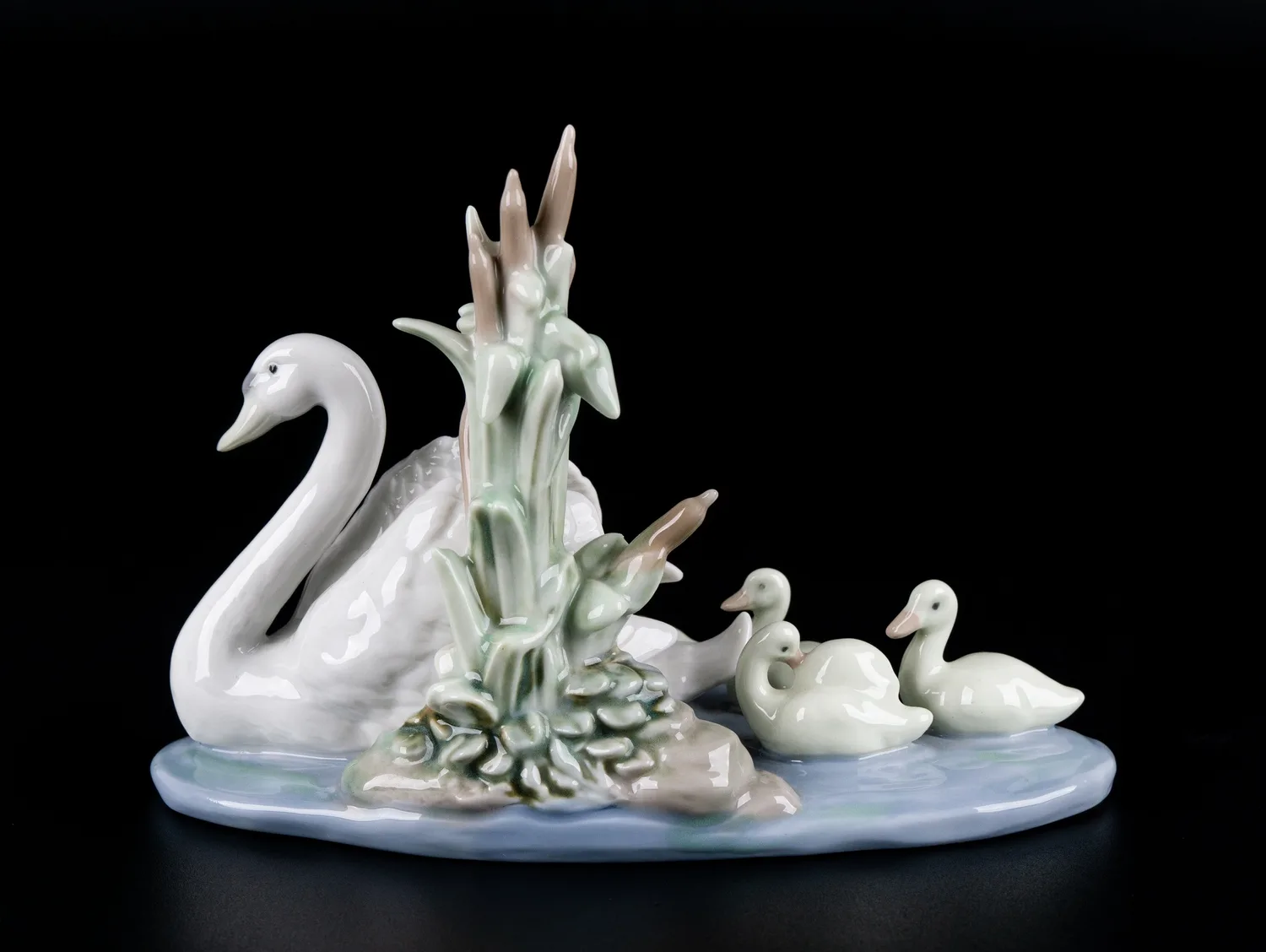 Статуэтка «Лебедь с птенцами». Испания, фирма Lladro, 1989.