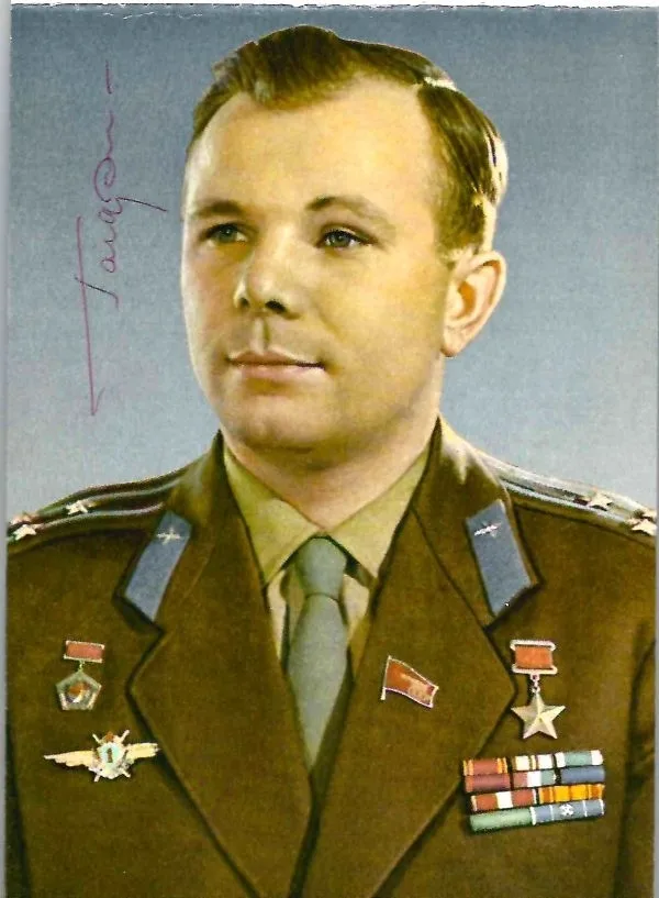 Буклет (13 открыток) «Лётчики-космонавты СССР». 1966. Автограф Юрия Алексеевича Гагарина на открытке.