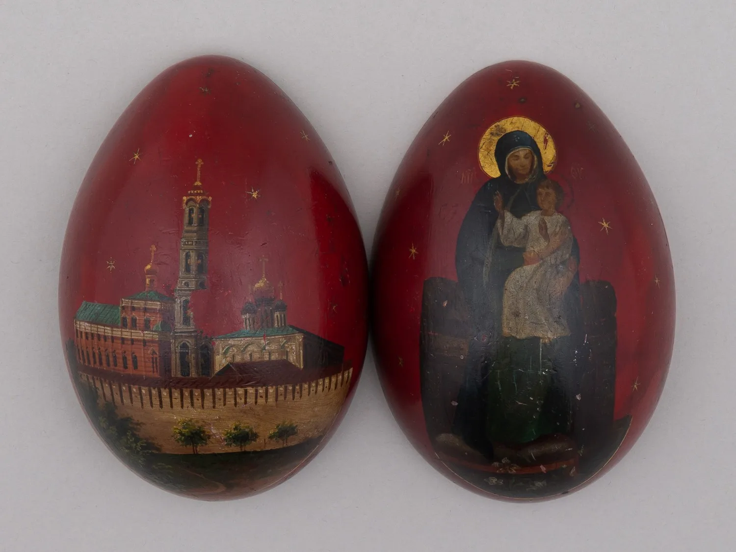(Пасхальные дары. Лукутин) Пасхальное яйцо с изображением храмов московского Кремля и образом Богородицы.