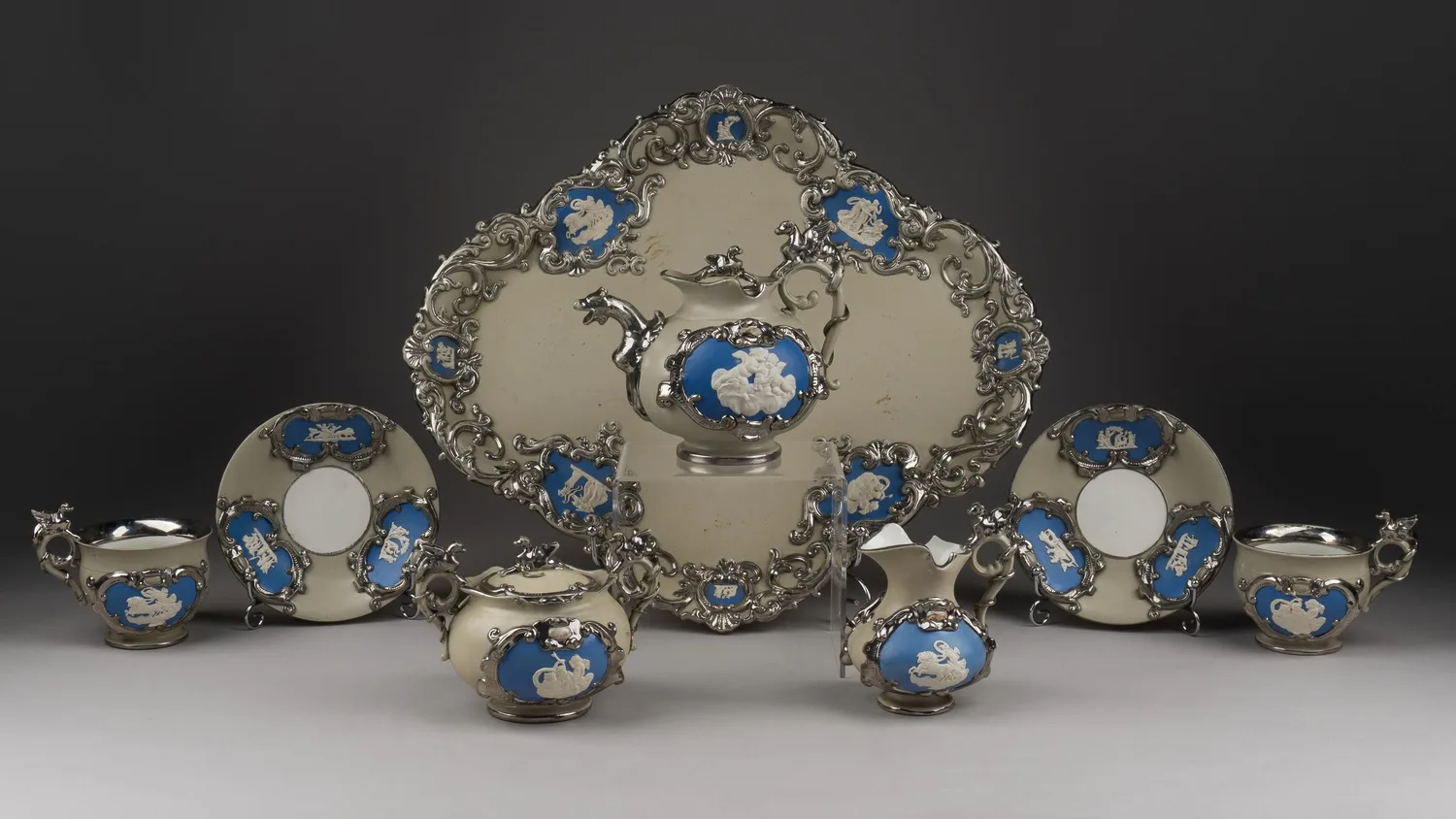(Villeroy & Boch) Сервиз тет-а-тет на подносе. Германия, Метлах, мануфактура «Villeroy & Boch», 1852-1873 годы.
