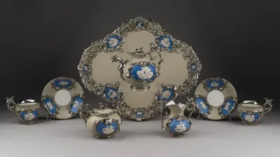 (Villeroy & Boch) Сервиз тет-а-тет на подносе. Германия, Метлах, мануфактура «Villeroy & Boch», 1852-1873 годы.