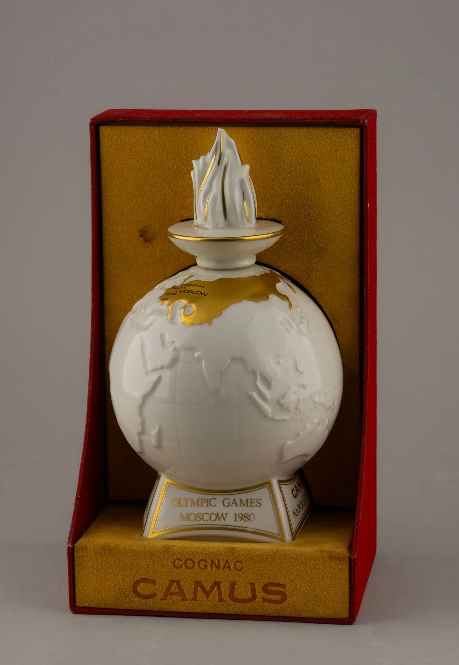 (Олимпийские игры 1980 года) Номерной экземпляр. Подарочная бутыль коньяка «Camus Napoleon Extra», выпущенный ограниченной серией в честь XXII Олимпийских игр 1980 года в СССР. Франция, Лимож, Бернардо (Bernardaud), 1980, № 3240.