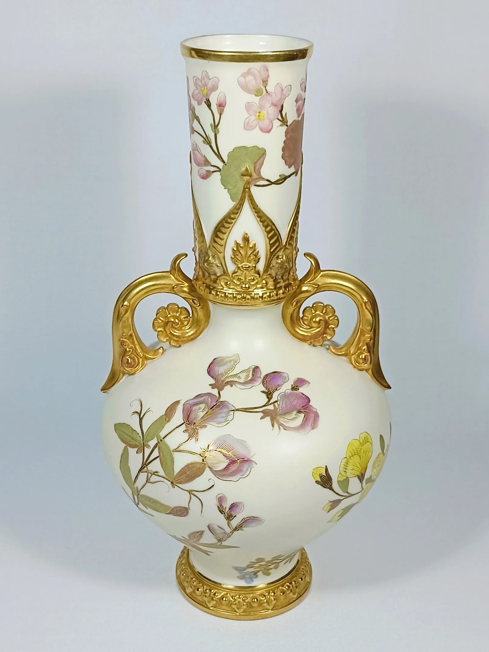 (Royal Worcester) Ваза с изображением цветов из серии «Blush Ivory». Англия, завод Royal Worcester, 1885-1889-е годы.