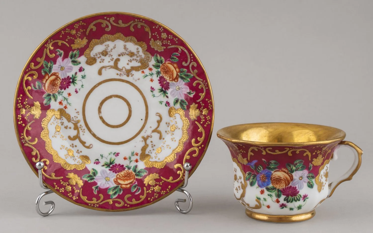 (Сафронов) Чашка с блюдцем с цветами на бордовом фоне. Россия, Завод А.Т. Сафронова, 1830–1840 годы.