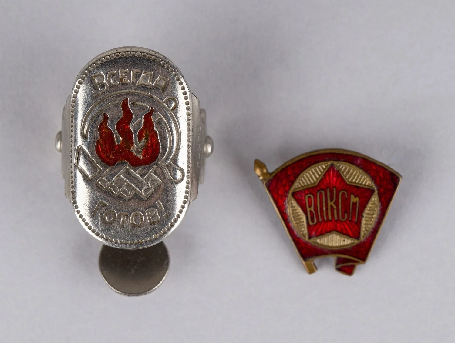 Значок «ВЛКСМ» образца 1945 года (Щербинский завод). Зажим для пионерского галстука (Ленинградский эмальер), 1930-е годы.