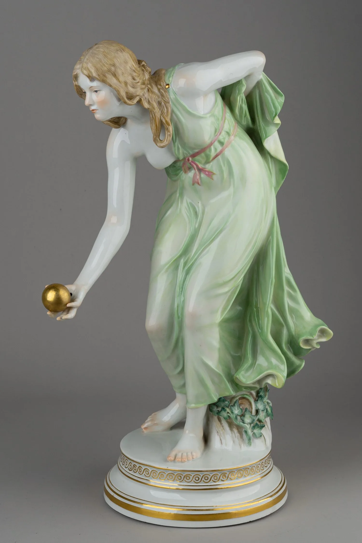 Скульптура “Девушка, играющая в мяч”. Германия, мануфактура Meissen, автор модели Вальтер Шотт, 1945-1947 годы.