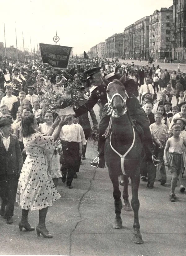 Зельма Г.А., Халип Я.Н. Фотография «Одесса. На улице воздвигались баррикады». Уткин Б.В. «Встреча в Ленинграде бойцов, офицеров, вернувшихся с фронта с победой». Снимки 1940-х годов.