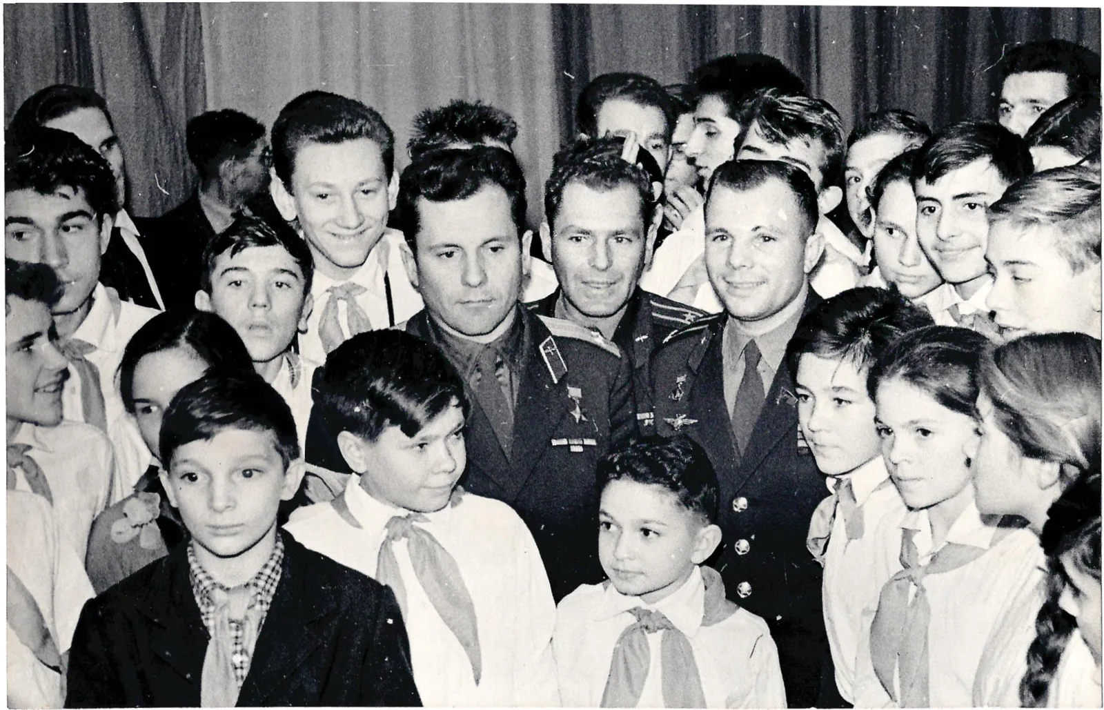 Фотография «Юрий Алексеевич Гагарин, Герман Степанович Титов и Павле Романович Попович на встрече с пионерами». Начало 1960-х годов.