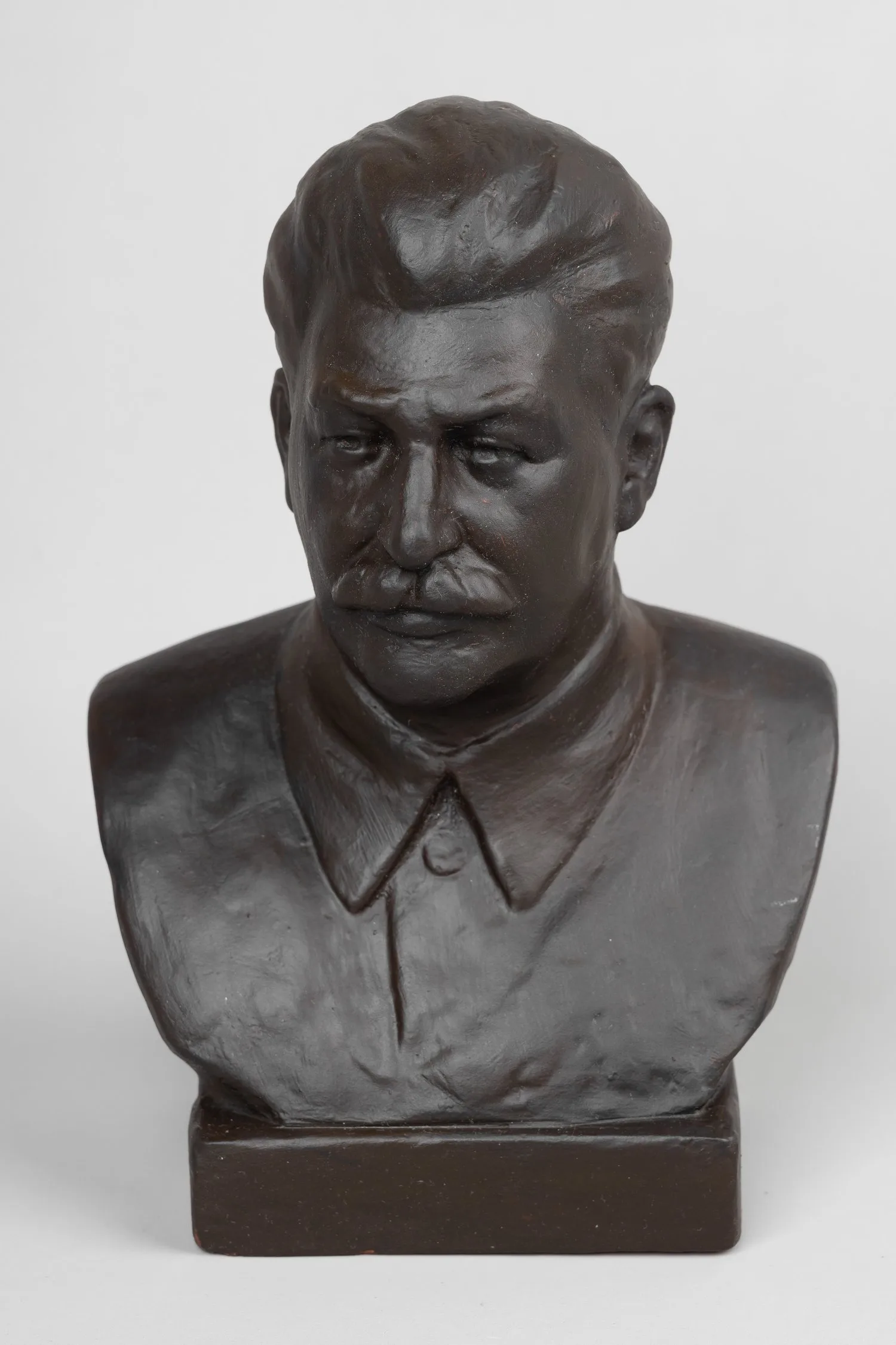 Бюст И. В. Сталина. СССР, Гжельский керамический завод «Всекохудожник», скульптор Н. Василик, 1940 г.