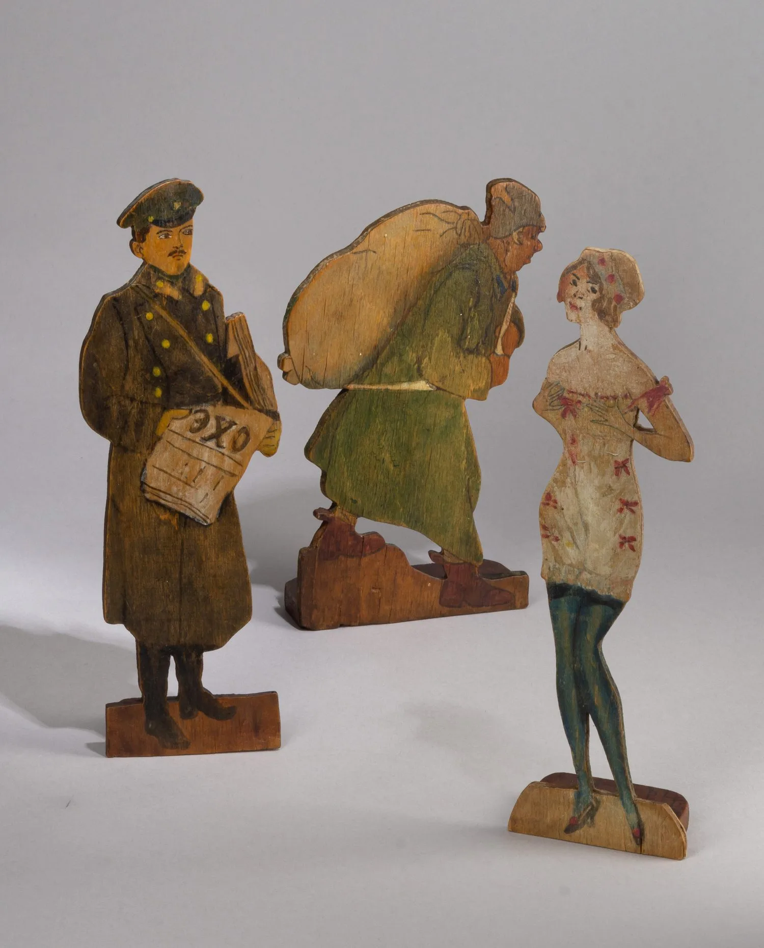 Три резные фигуры (разносчик газет, мешочник, проститутка). РСФСР, 1917-1920 годы.