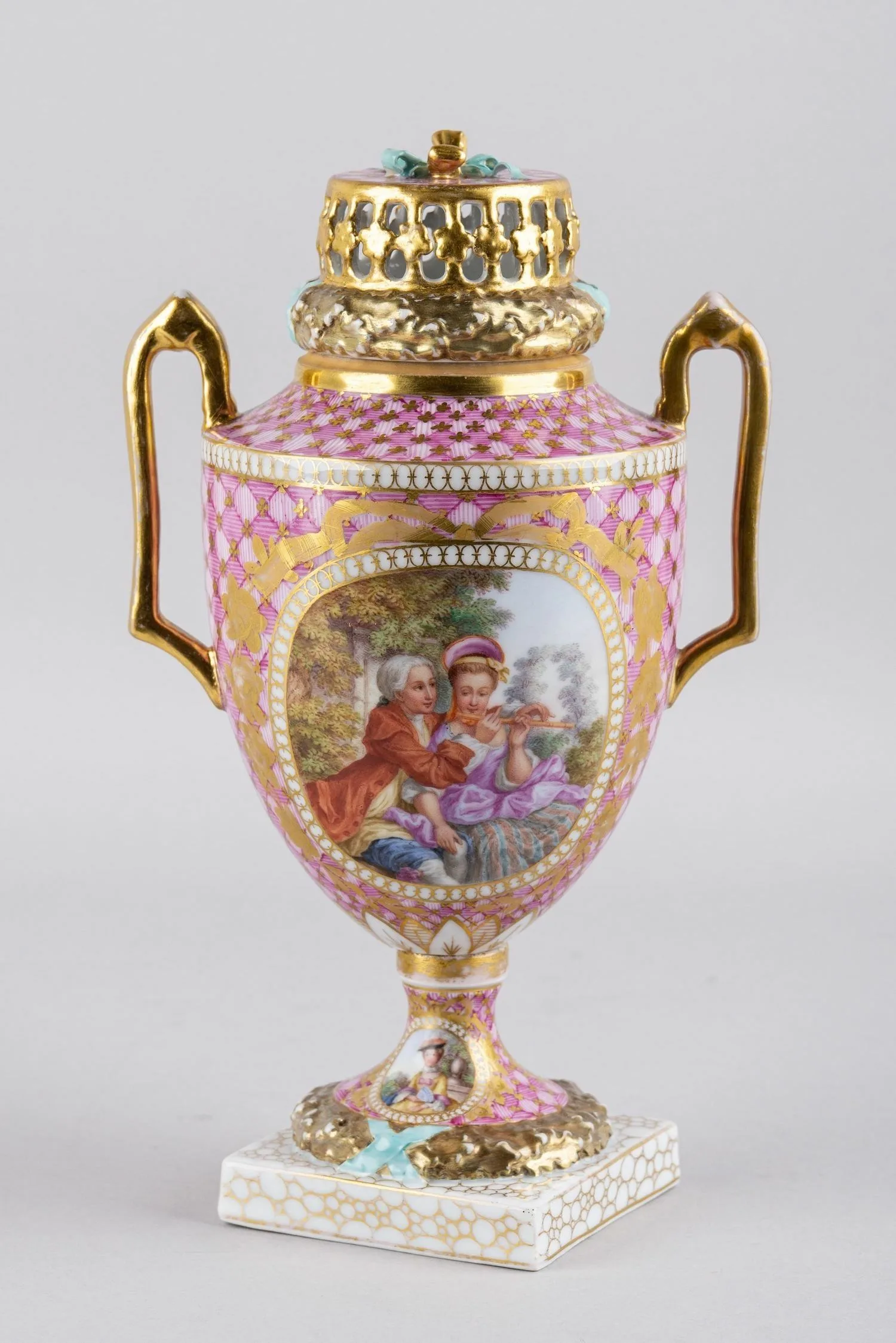 Ваза-ароматница в стиле рококо с галантной сценой. Германия, мануфактура Dresden porcelain / Porzellanmalerei Helena Wolfsohn, 1879-1881 годы.