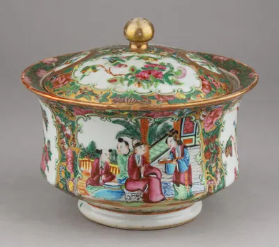 (Китай) Ваза с крышкой в стиле «розовое семейство». Китай, 1840-1860-е годы.