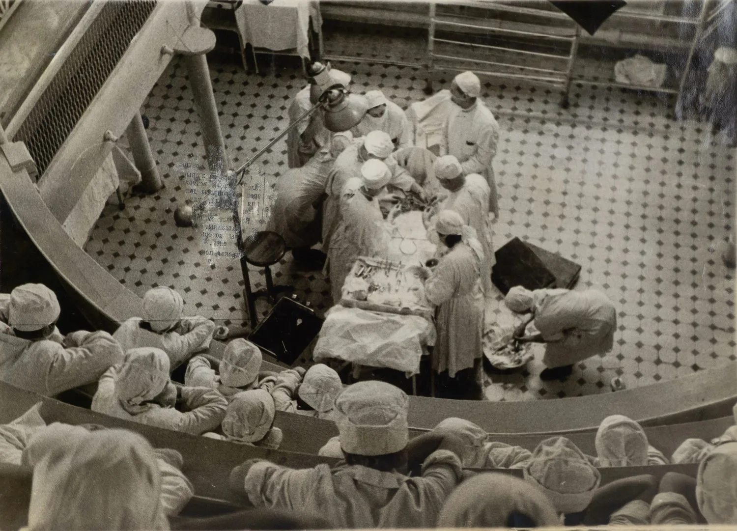 Фотография «В операционной». 1950-е годы. Из архива Е.С. Шахбазяна.