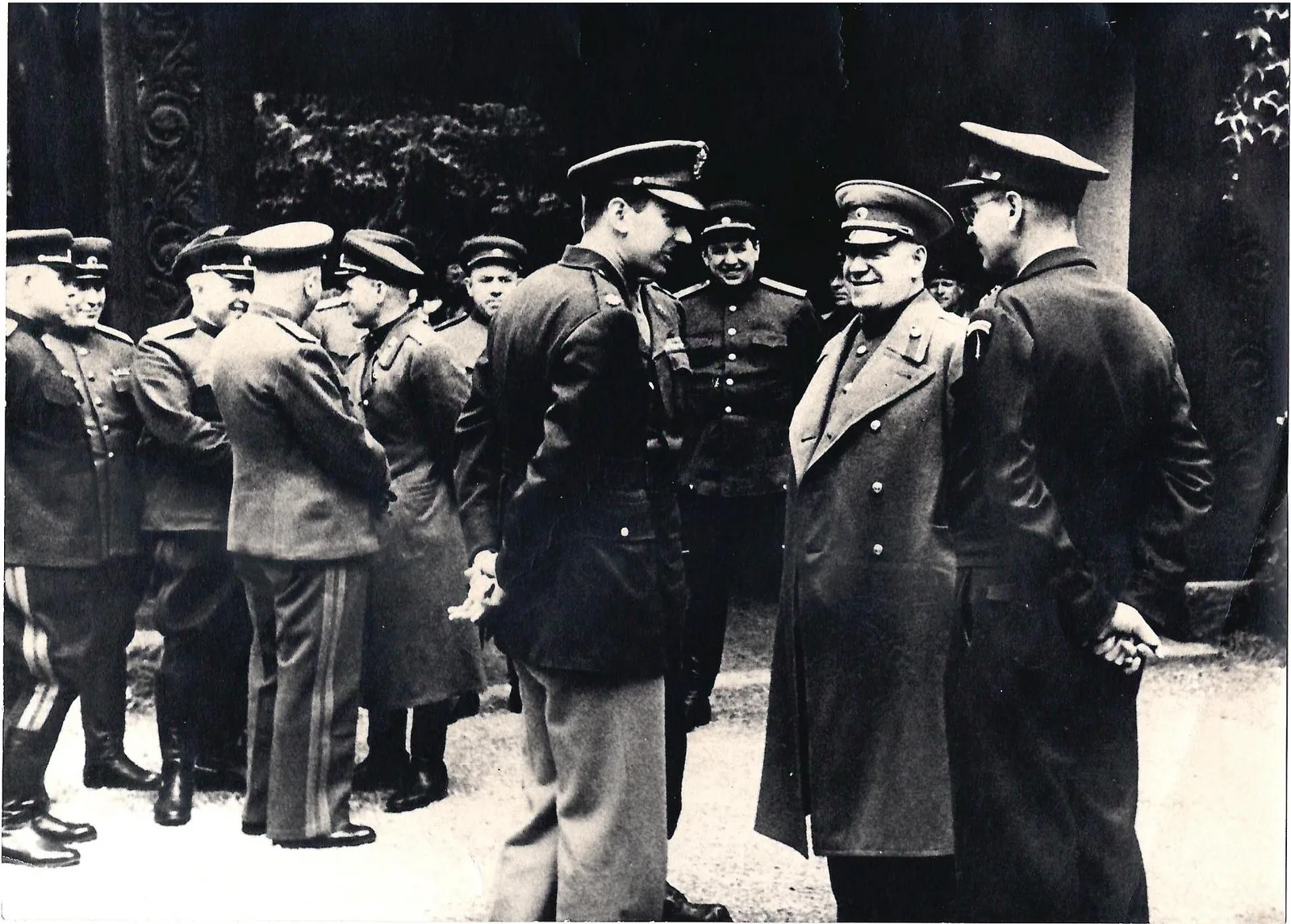 Фотографии «Георгий Константинович Жуков, Сергей Никифорович Круглов, другие высшие советские офицеры беседуют с представителями союзных армий», «Сергей Никифорович Круглов у автомобиля ЗИС-110». 1940-е годы.
