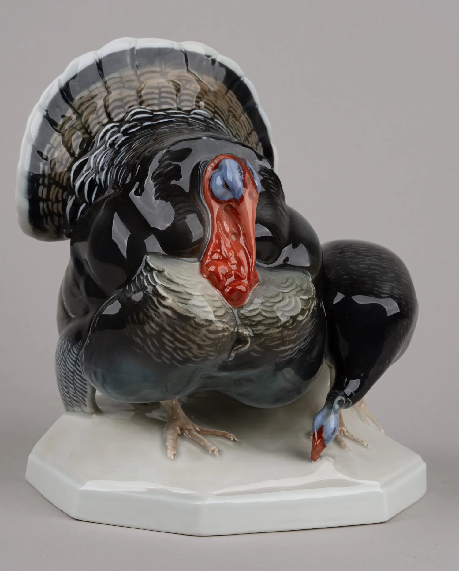Статуэтка «Два индюка». Германия, Rosenthal, скульптор H.Krebs, 1920-е годы.