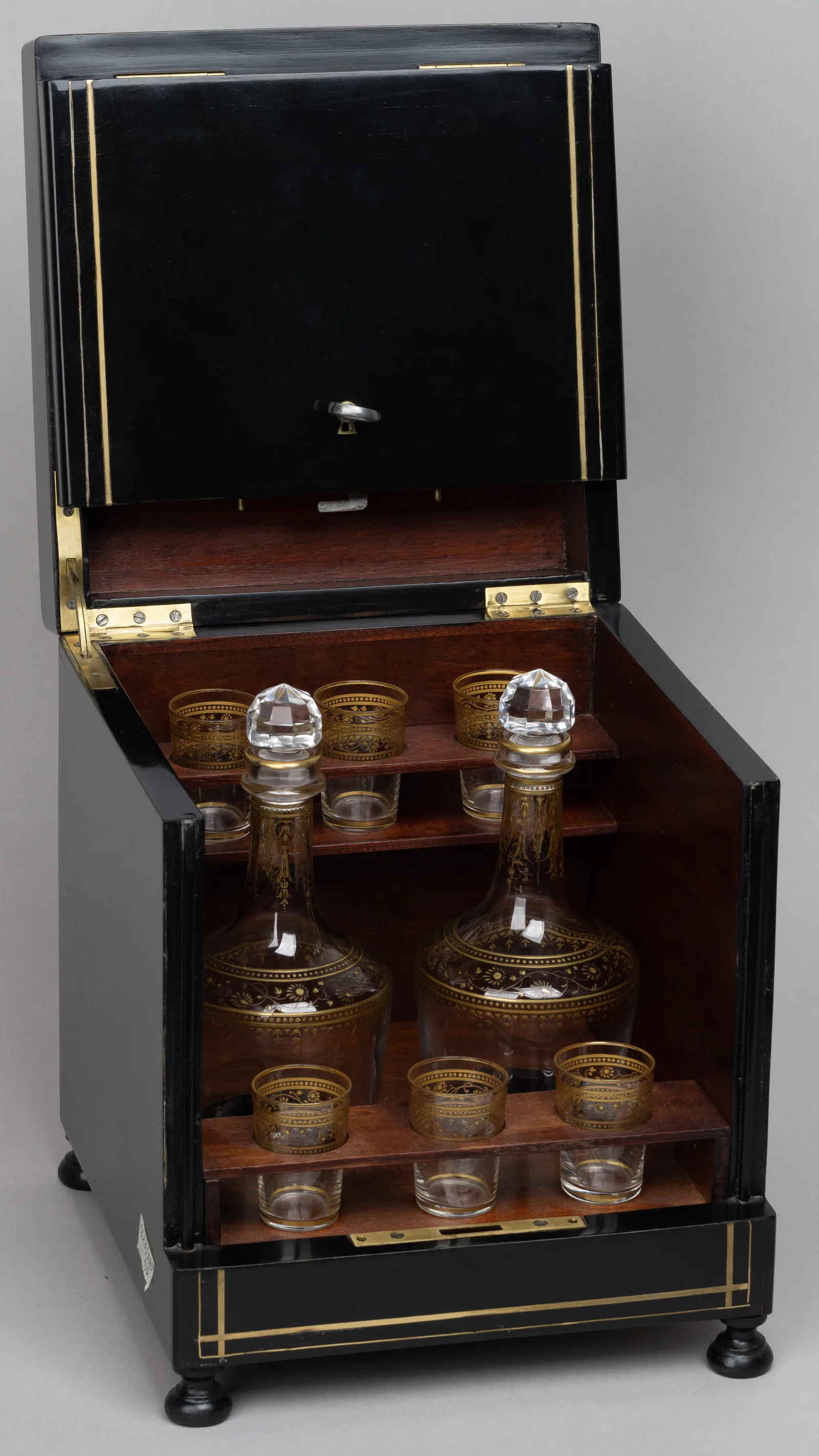 Кабинетный мини-бар в стиле Буль. Франция, мастерская Vervelle, фирма Baccarat, середина XIX века.