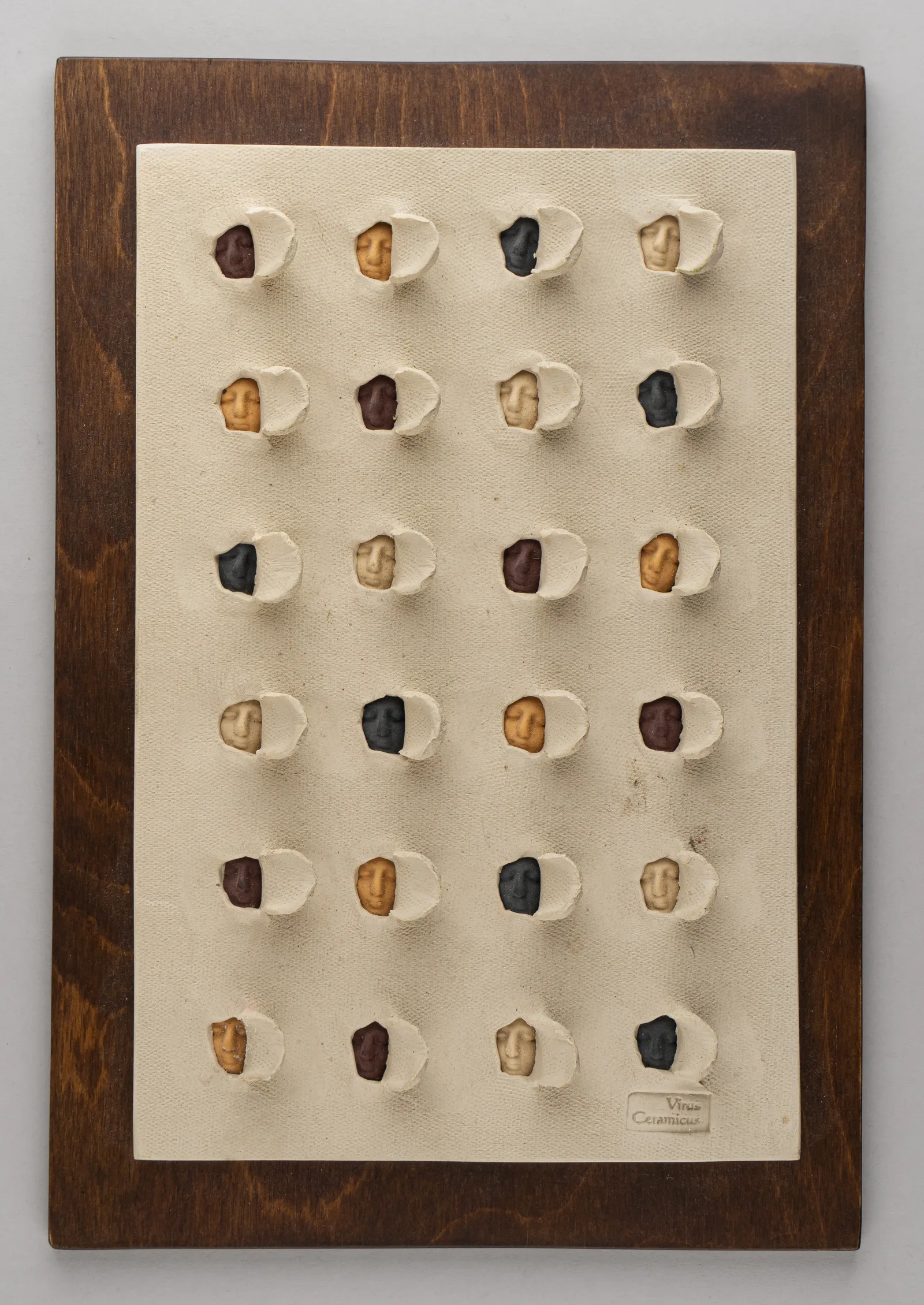 Панно «Лица». Греция, Крит, мастерская Virus Ceramicus, автор Manolis Patramanis, 2000-е гг.