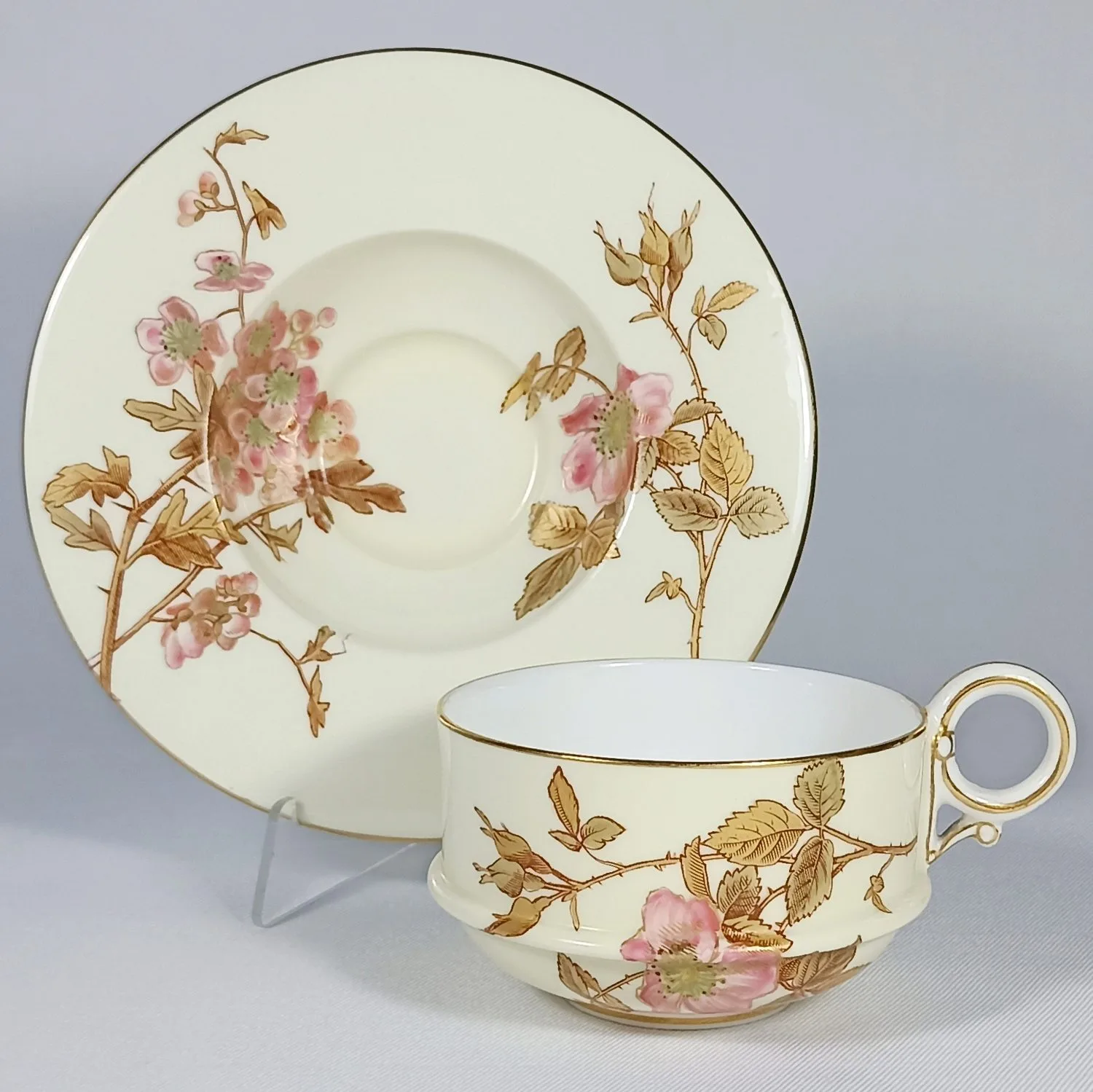 (Royal Worcester) Чашка с блюдцем с росписью в виде цветущего шиповника. Англия, Royal Worcester (Ворчестер), 1889.