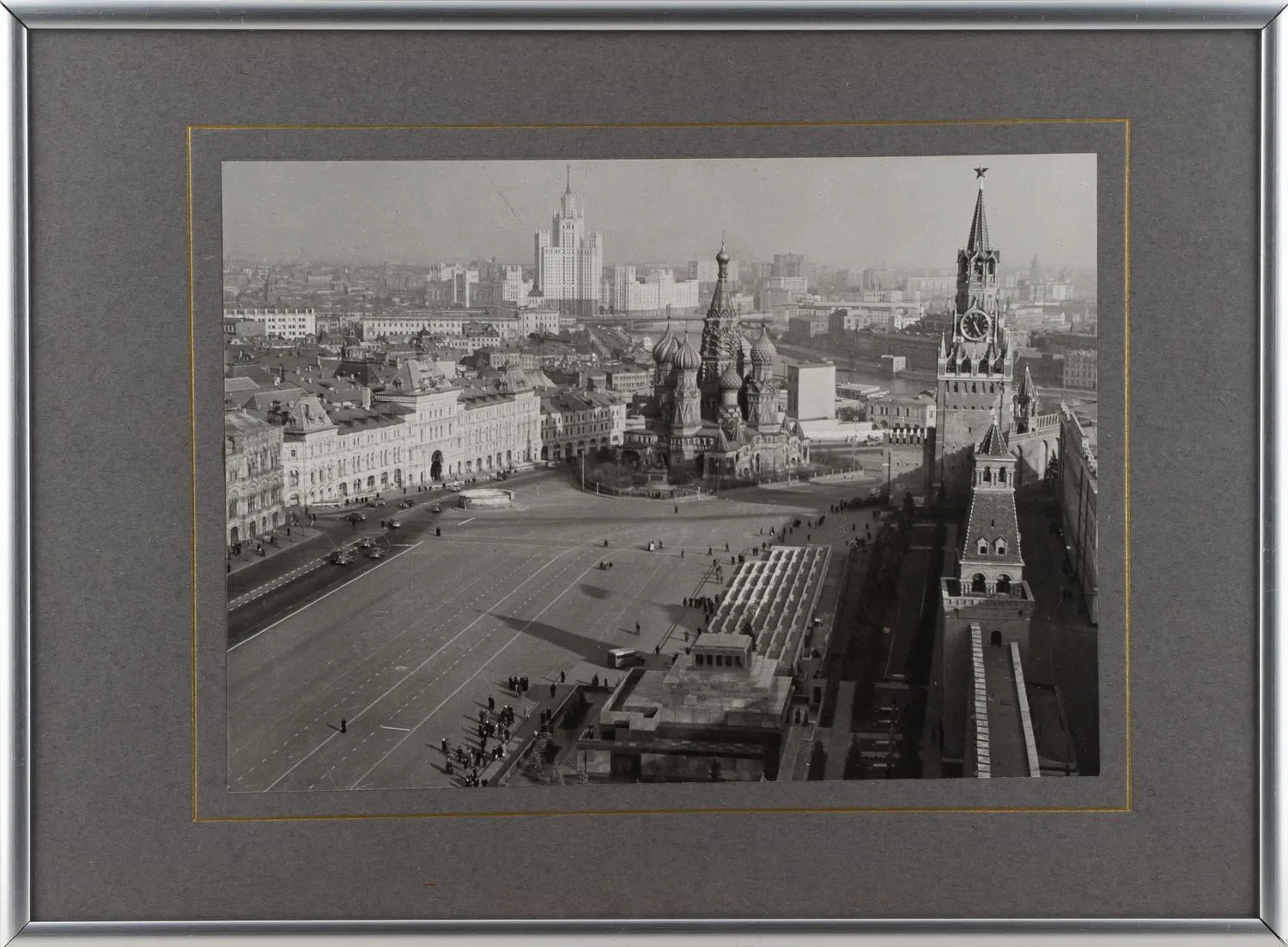 Фотография. Вид Красной площади и Москвы с Никольской башни Московского Кремля. СССР, середина XX века.