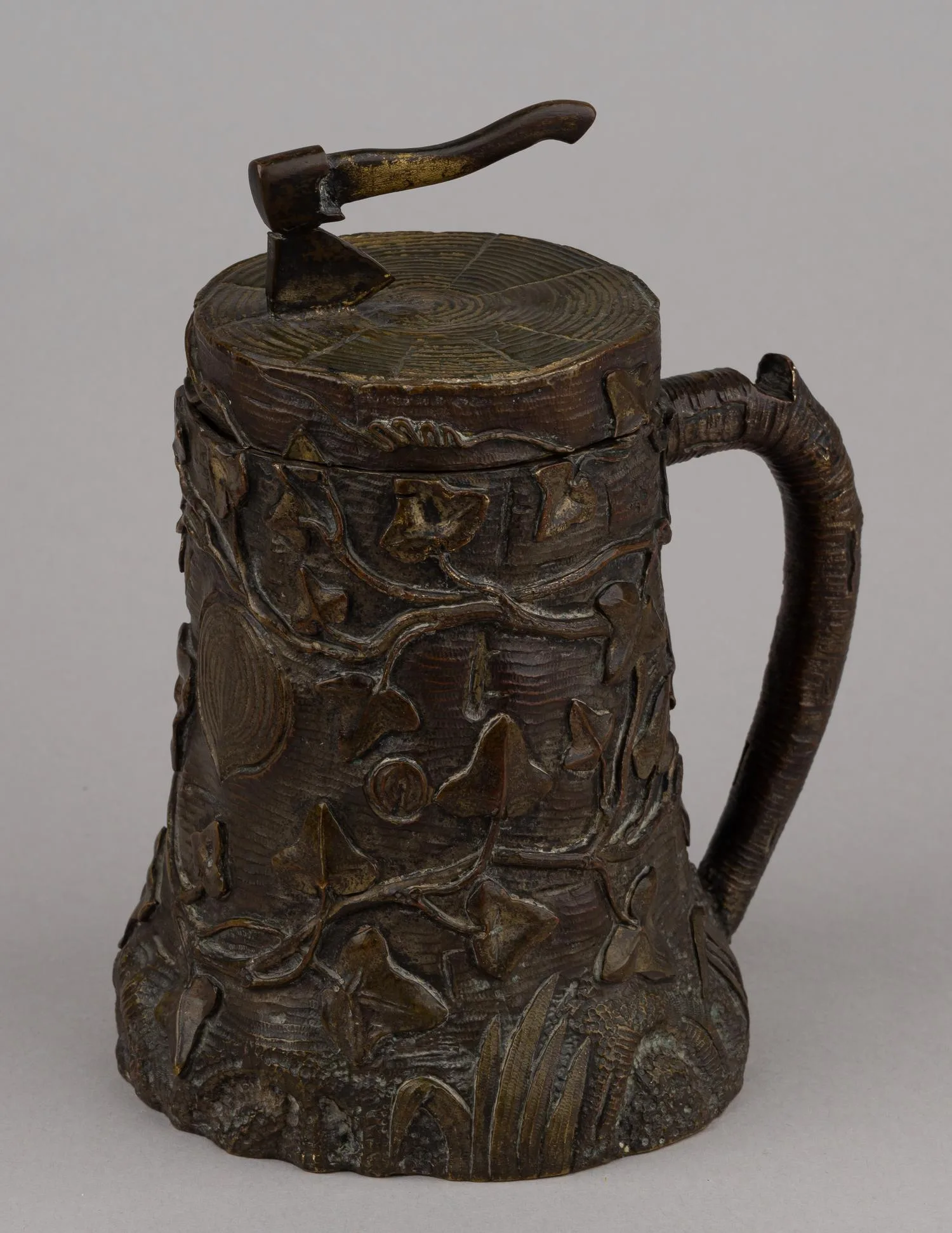 (Русский стиль) Кружка «Пенек с топором». Россия, 1860-1870-е годы.