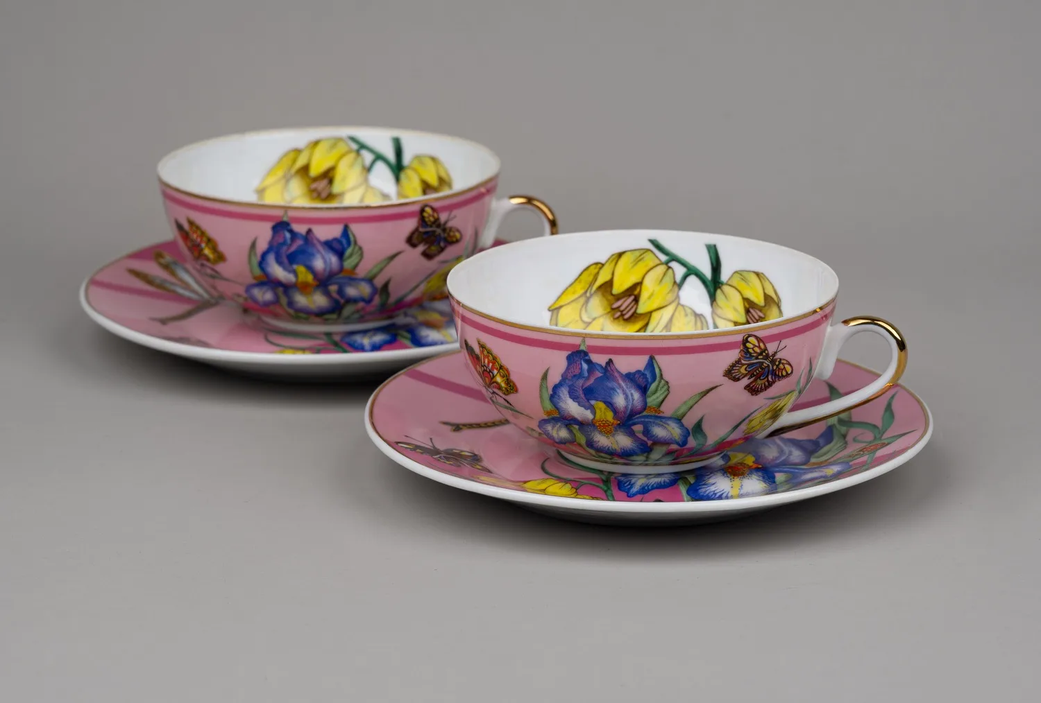 Две чайные пары с изображением ирисов и бабочек. Япония, конец ХХ века.