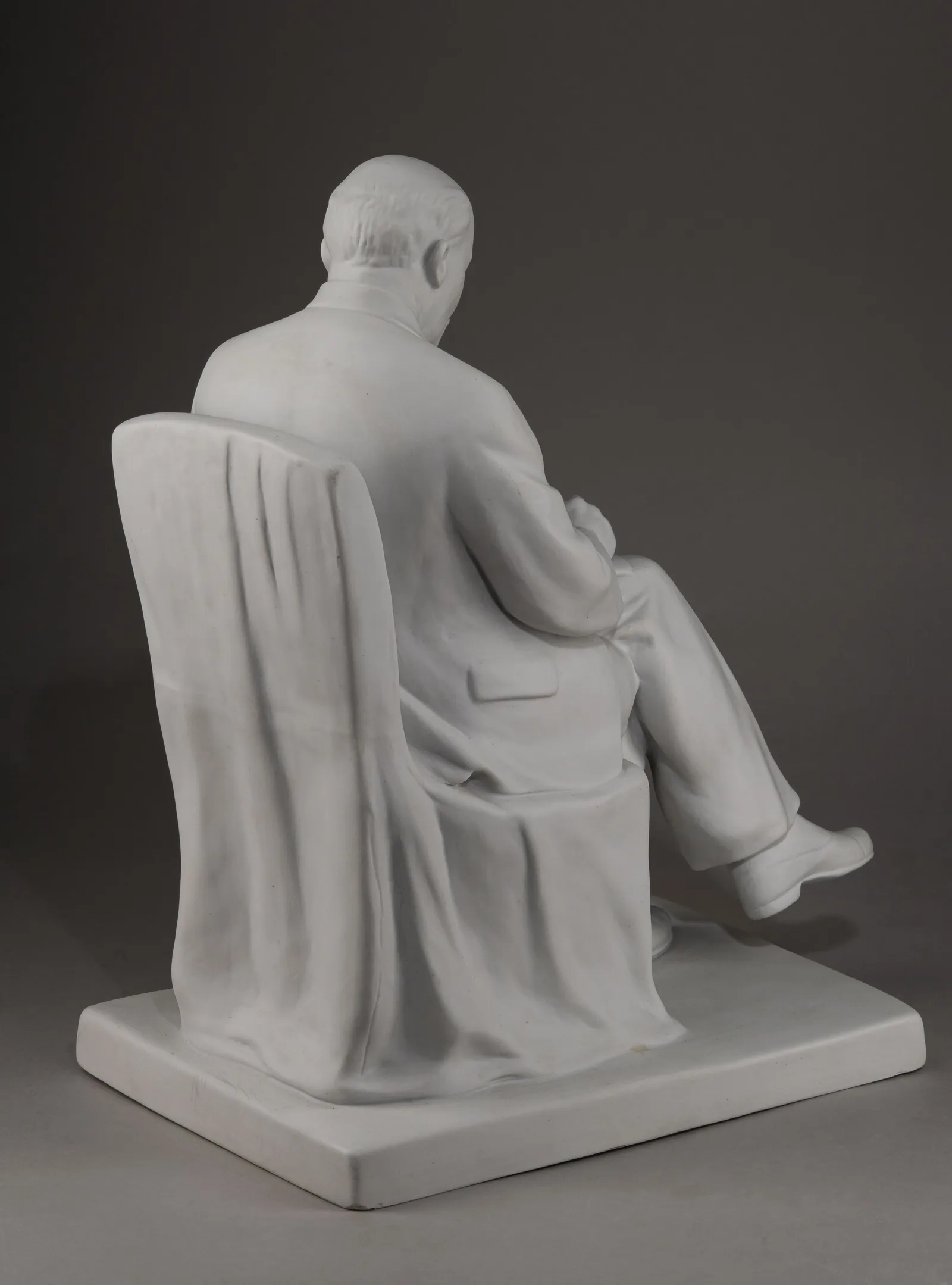 Скульптура «Ленин в кресле». СССР, Ленинградский фарфоровый завод, по модели Т.Л. Лиловой, 1950-е годы. — фото 5