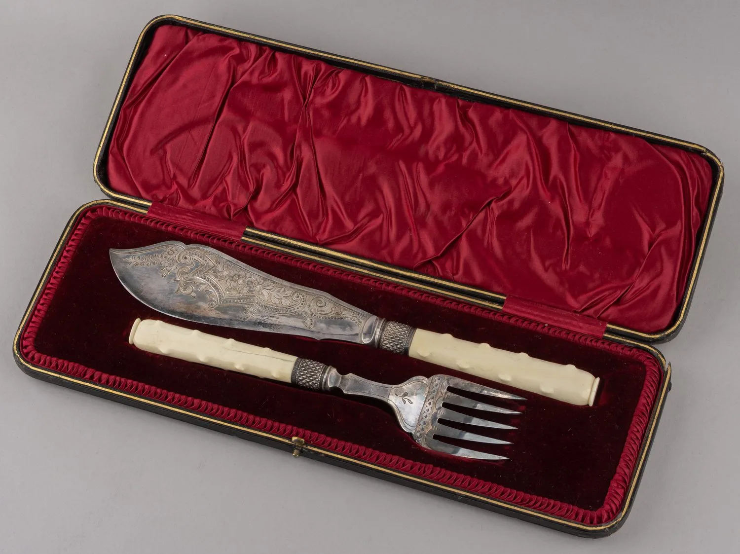 Сервировочные нож и вилка для мяса в оригинальном футляре. Англия, Шеффилд, 1899-1900 годы.