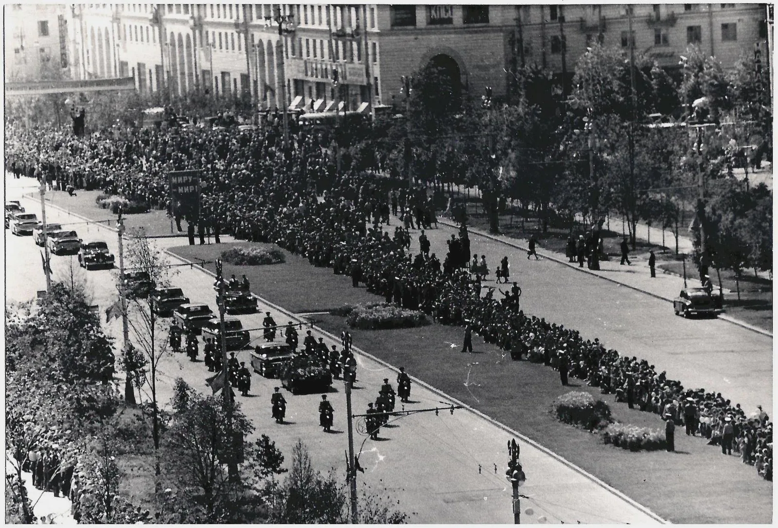 2 фотографии встречи Юрия Алексеевича Гагарина в Москве 14 апреля 1961 года.