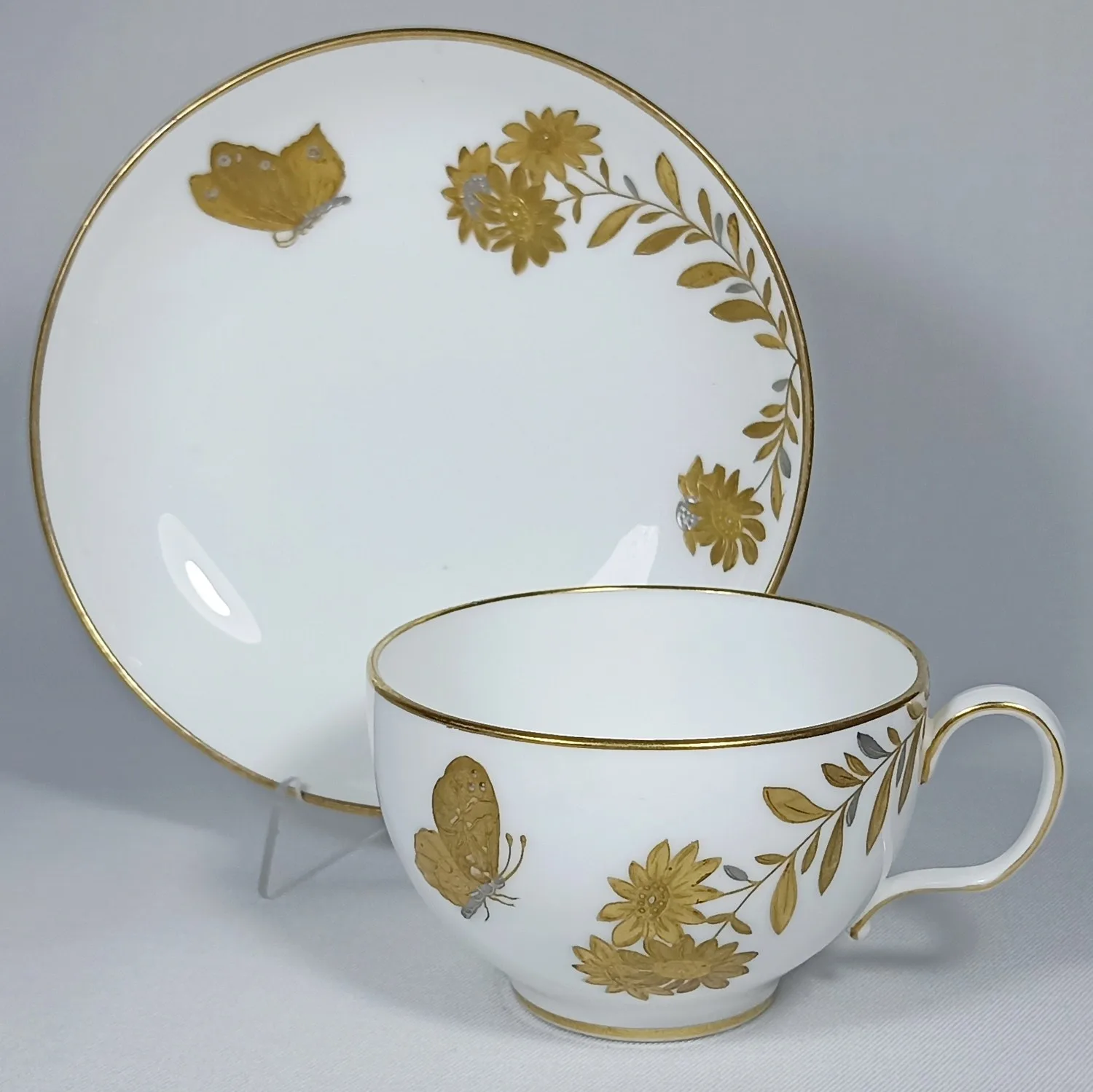 (Minton) Чайная пара с росписью в виде бабочек, порхающих в цветах. Англия, Minton, 1870-е годы.