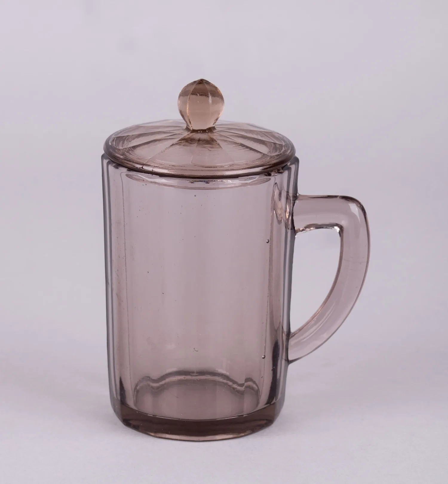 Стакан с крышкой из розового стекла. СССР, 1920-1930-е гг.