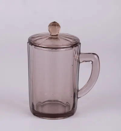 Стакан с крышкой из розового стекла. СССР, 1920-1930-е гг.