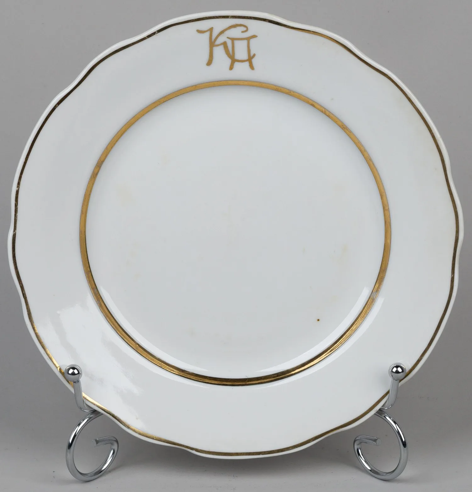 Тарелка с монограммой «КП». СССР, Дулево, 1970-е годы.