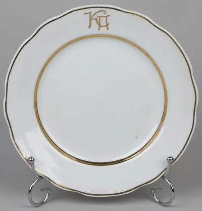 Тарелка с монограммой «КП». СССР, Дулево, 1970-е годы.