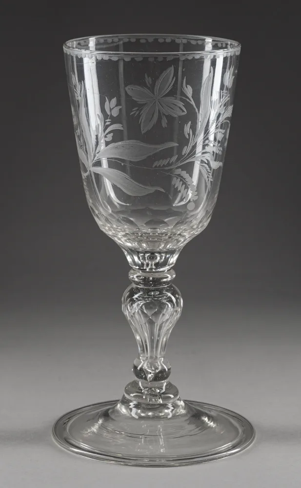 Кубок с гравированным декором в виде цветка. Россия, Завод Орлова, 1790-е годы.
